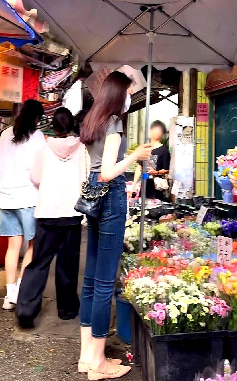 老公当着你的面直勾勾盯别的女人，还爆出句“为她丢江山也认了”，换你是不是早上手掐