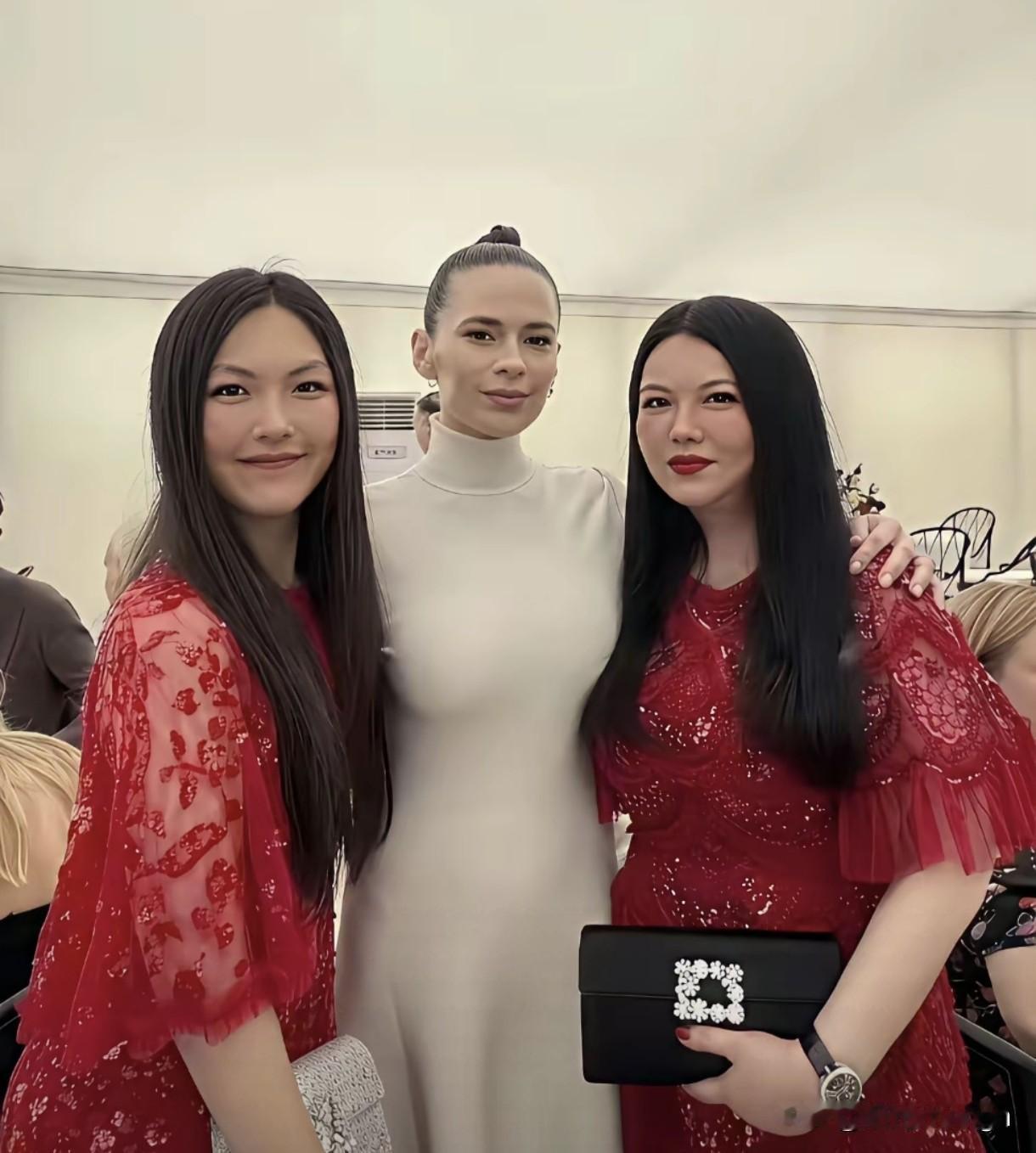 李湘和女儿这次在国外合照，真是“复制粘贴”式穿搭，衣服都是红色，发型一个样，连拿