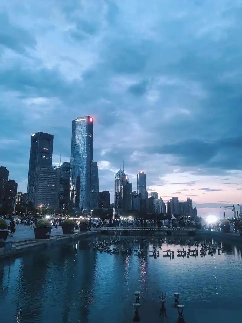一位殡仪馆负责人感慨："人生其实就是一场娱人的游戏，最主要的任务根本不是买房买车