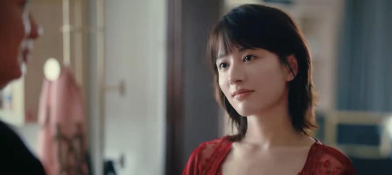 《低智商犯罪》里，一帮笨贼里面，林凯的老婆樱子可以算是一股清流，做事冷静周到讲礼