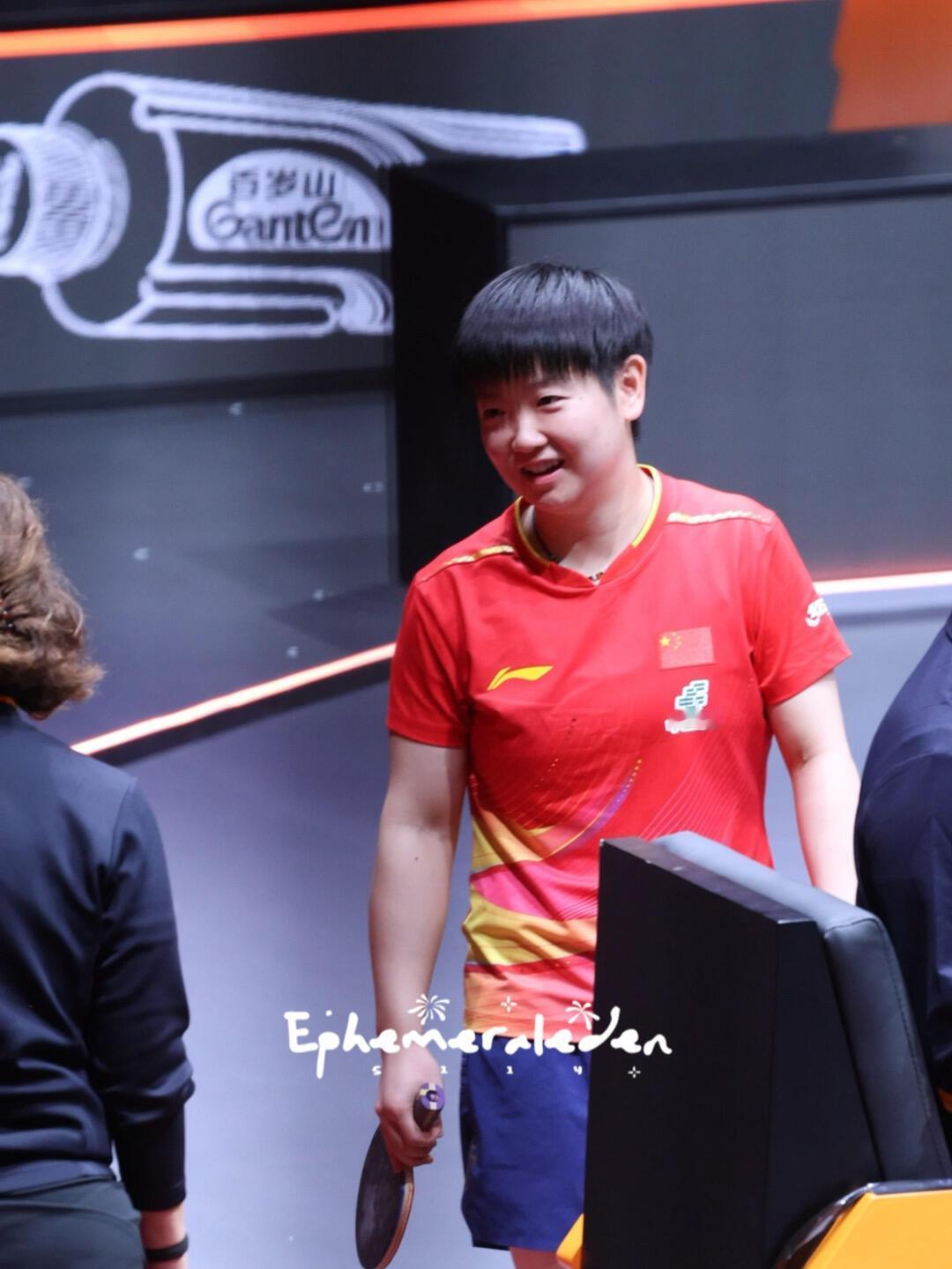 莎莎笑着问，单打退赛会不会牵扯混双！强忍眼泪还要笑得云淡风轻，莎莎的责任和担当