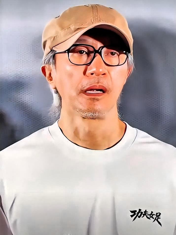 周星驰哭了。不是票房破16亿哭的，是一个小孩喊了他一声“星爷爷”。7月22日