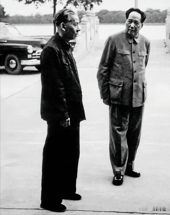 这是一幅毛主席同刘主席在一起的照片吧？毛主席同刘主席都是湖南人，毛主席故居韶山冲