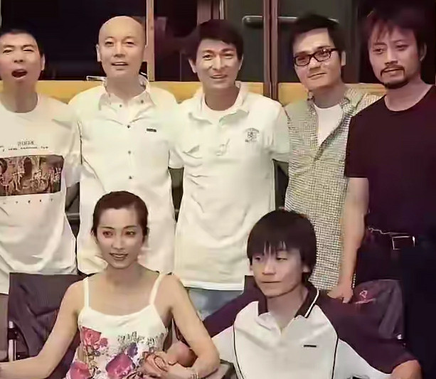 哪一个是成龙，我怎么没认出来？