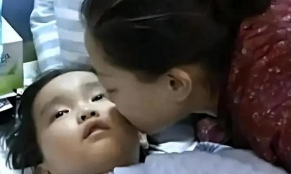 2014年，湖北周女士移植了自己7岁儿子的肾，最终重获新生，而她的儿子却离开了人