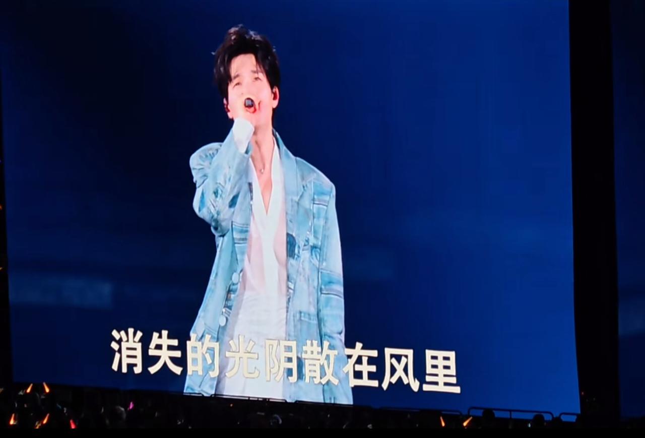 陈楚生今晚的《友情岁月》不用再唱第二遍了。陈小春真的来了。双陈组合在舞台上配