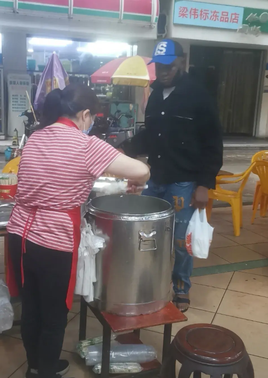 不知广州的黑人少没少，反正花都是越来越多了！饭点时间，出去吃饭基本都能碰到黑