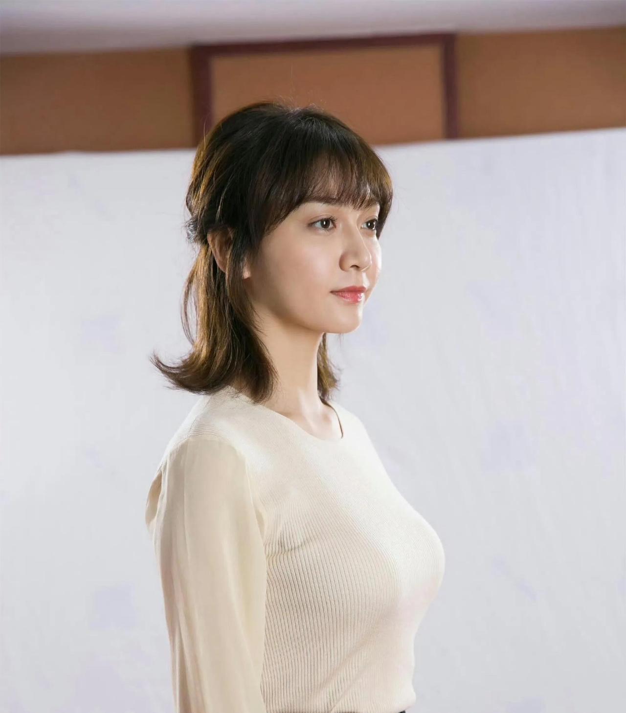 她的长相算不上惊艳，但有演技，出道很多年怎么总演一些傻白甜的角色，别人都已大紫