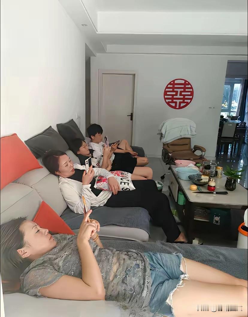 一家人躺平具象化了，看着这样的家庭也就收入一般般。房子装修一般般。如果老公开