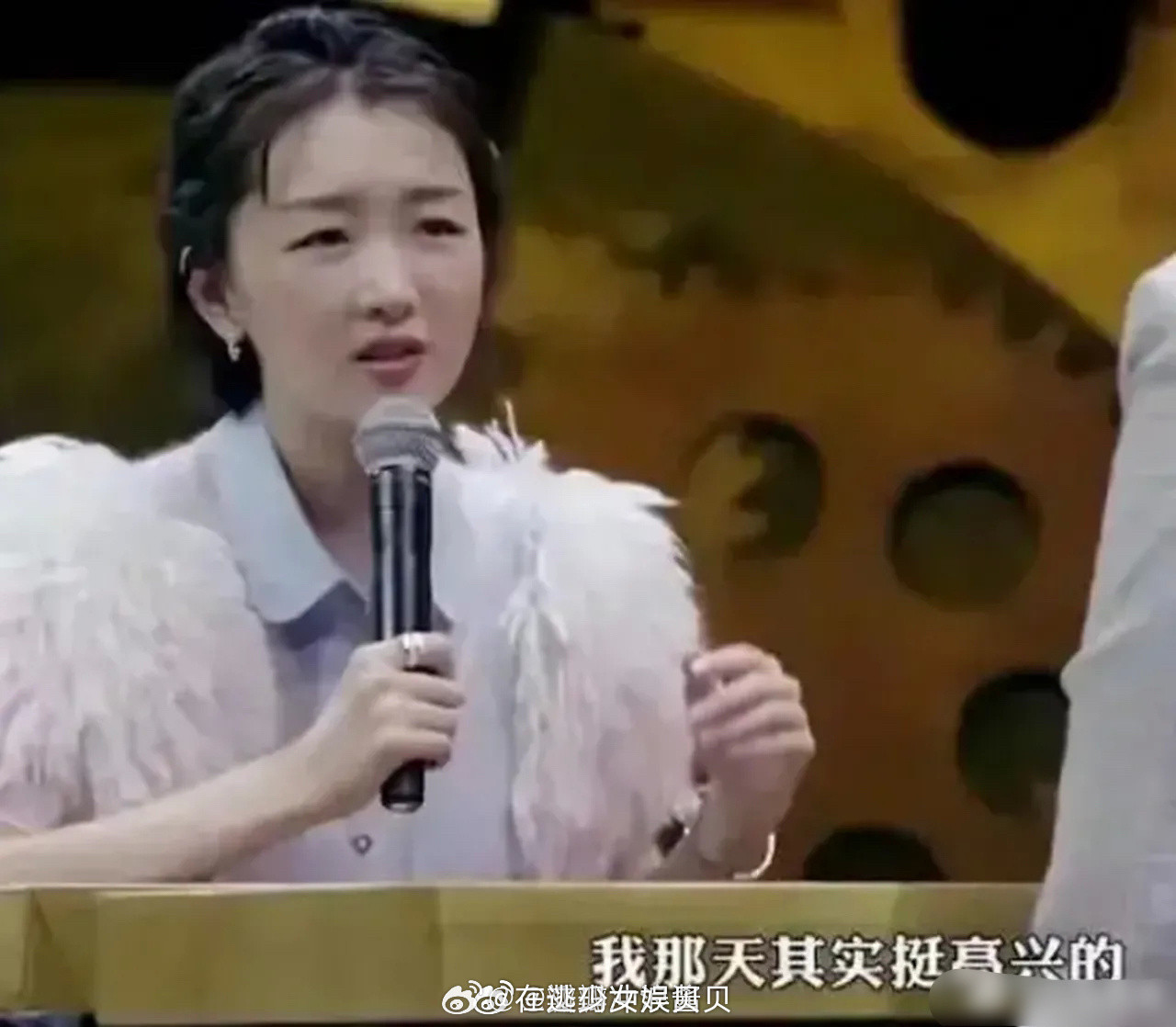 有一次，周冬雨在节目里笑嘻嘻地说：“我爷爷80多岁的时候去世了，我特别高兴，他终