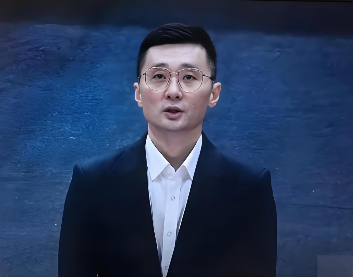 啥情况？CBA顶薪球员只打了2分钟，刘炜赛后道出了3个原因。昨晚，新疆队与北京