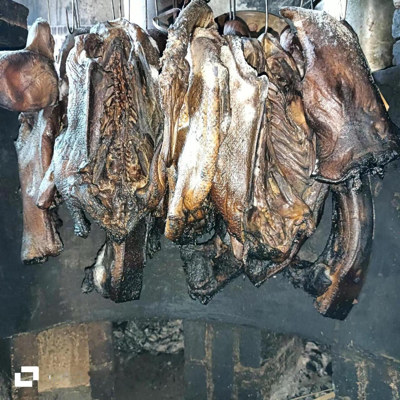 看我婆婆的腊肉腊鸭，乌漆麻黑的在这里