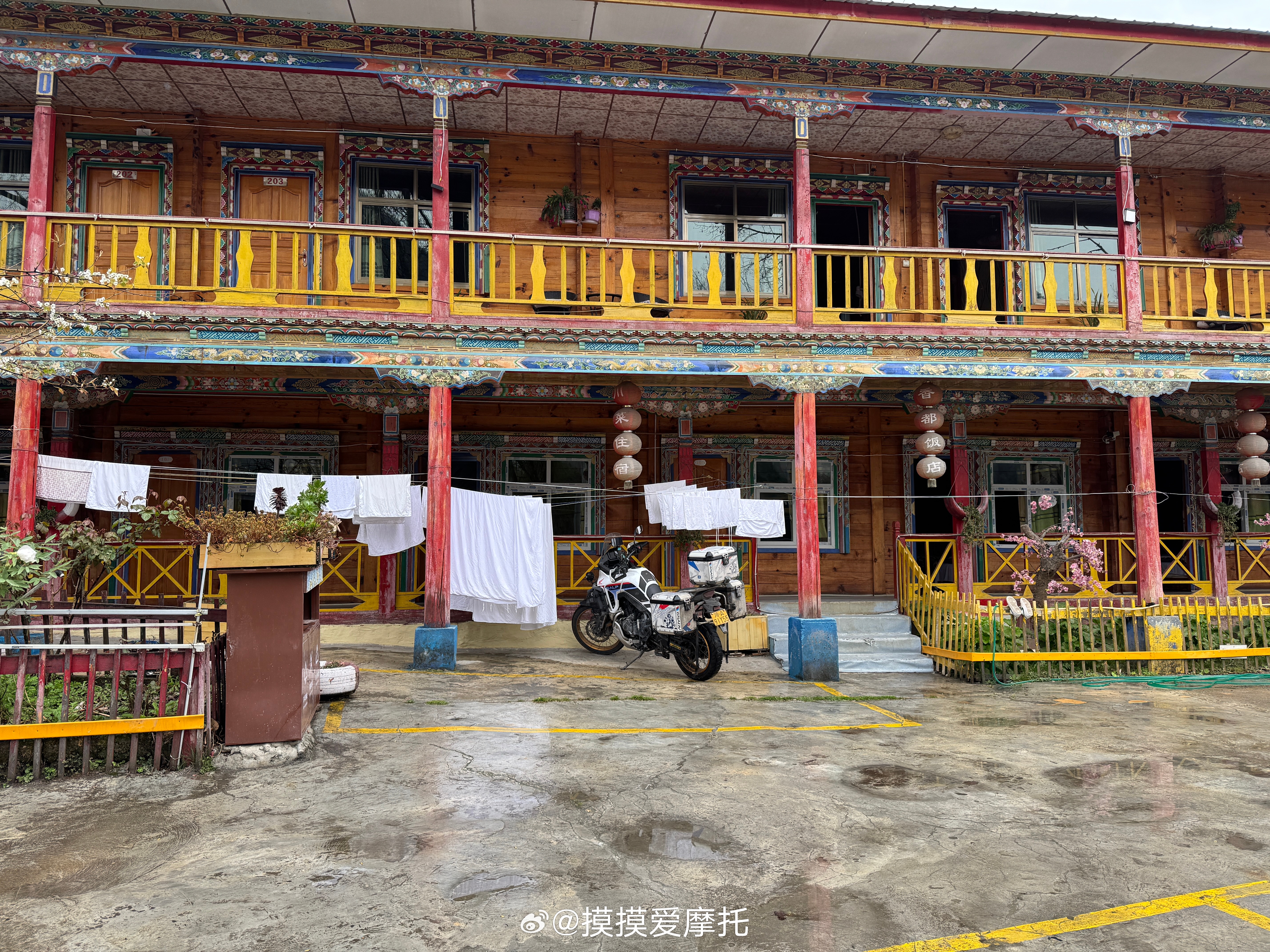 和摸摸去摩旅昨天下午又下雨了，一路淋到古乡湖，路边随便找了个客栈，今天准备从波
