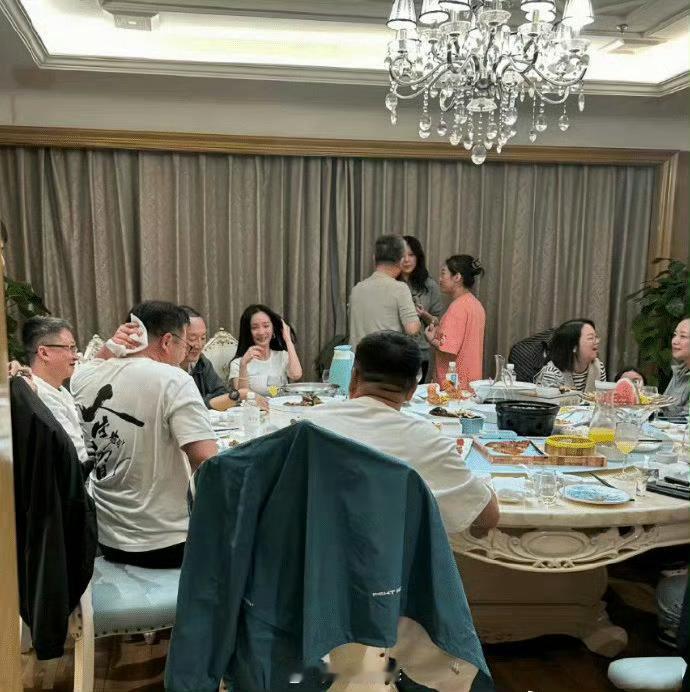 杨幂的和大佬聚餐照曝光，难怪会这么火……​​​