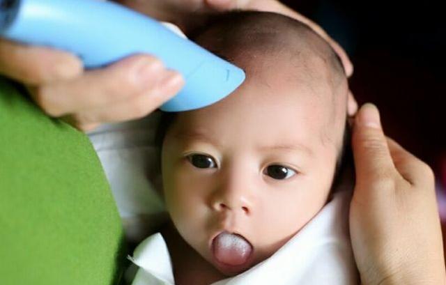 新生儿“剃头”有讲究, 这3个错误不能犯!
