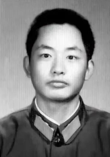 1984年，排长李海欣在老山阵地巡逻时，突然看到三名解放军走过来，他赶忙上前打招