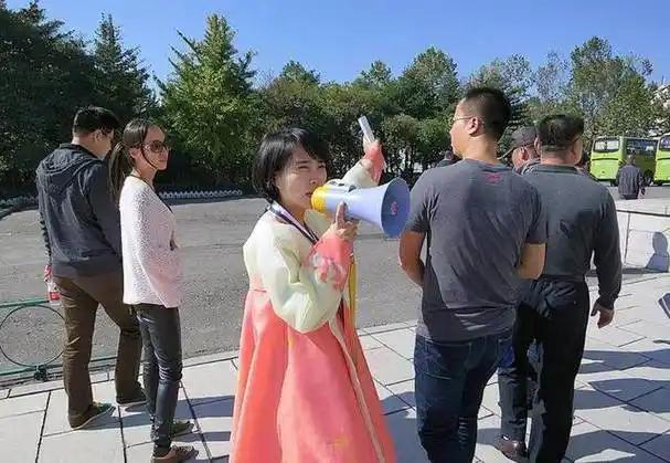 中国游客到朝鲜游玩，朝鲜人疑问：为什么中国人是这样的？踏上朝鲜的土地，很多