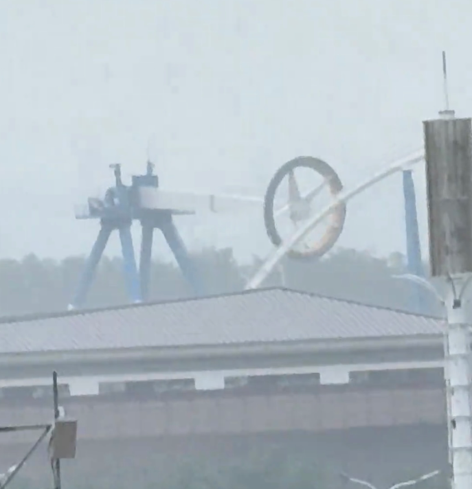 武汉欢乐谷大摆锤载客运行中突遇暴雨, 园方: 设备启动后无法中途叫停
