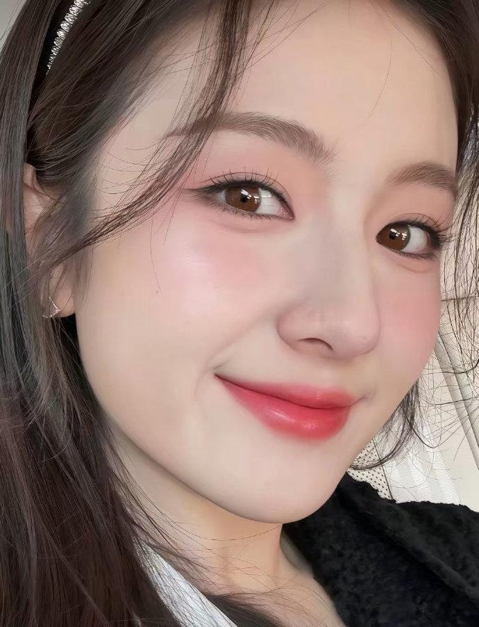 蒋欣夸李兰迪好看的话还在传，这姑娘静时像北平秋天温婉知性，动时又似小豹子满是野性