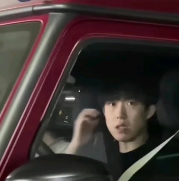 头哥：cc我们赶紧走吧！不要管他们啦！昨天下午头头落地北京后，来机场接机的人依然