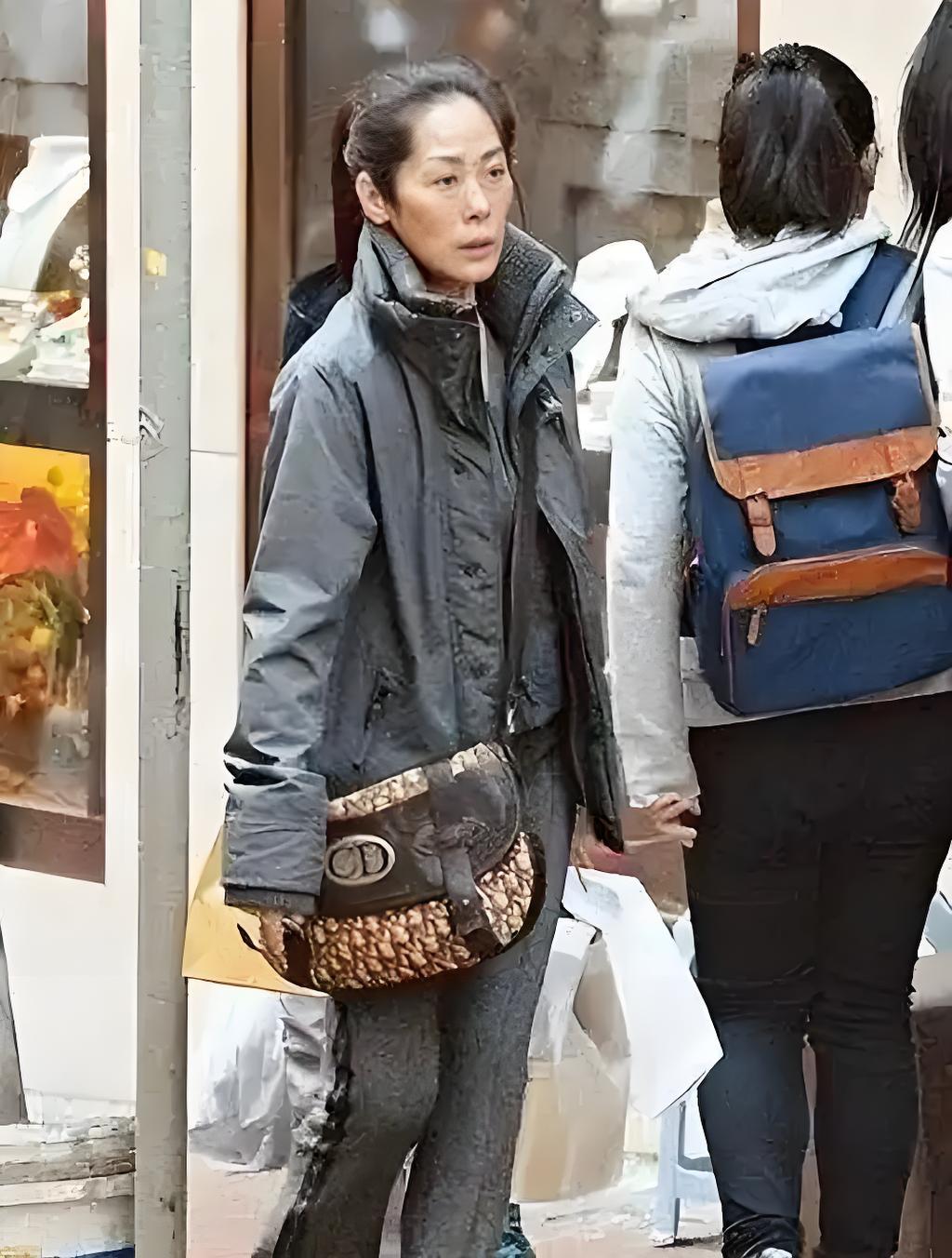 2002年关淑怡未婚生下儿子关浚贤，当时舆论一片哗然，有传孩子的生父是曾志伟，但