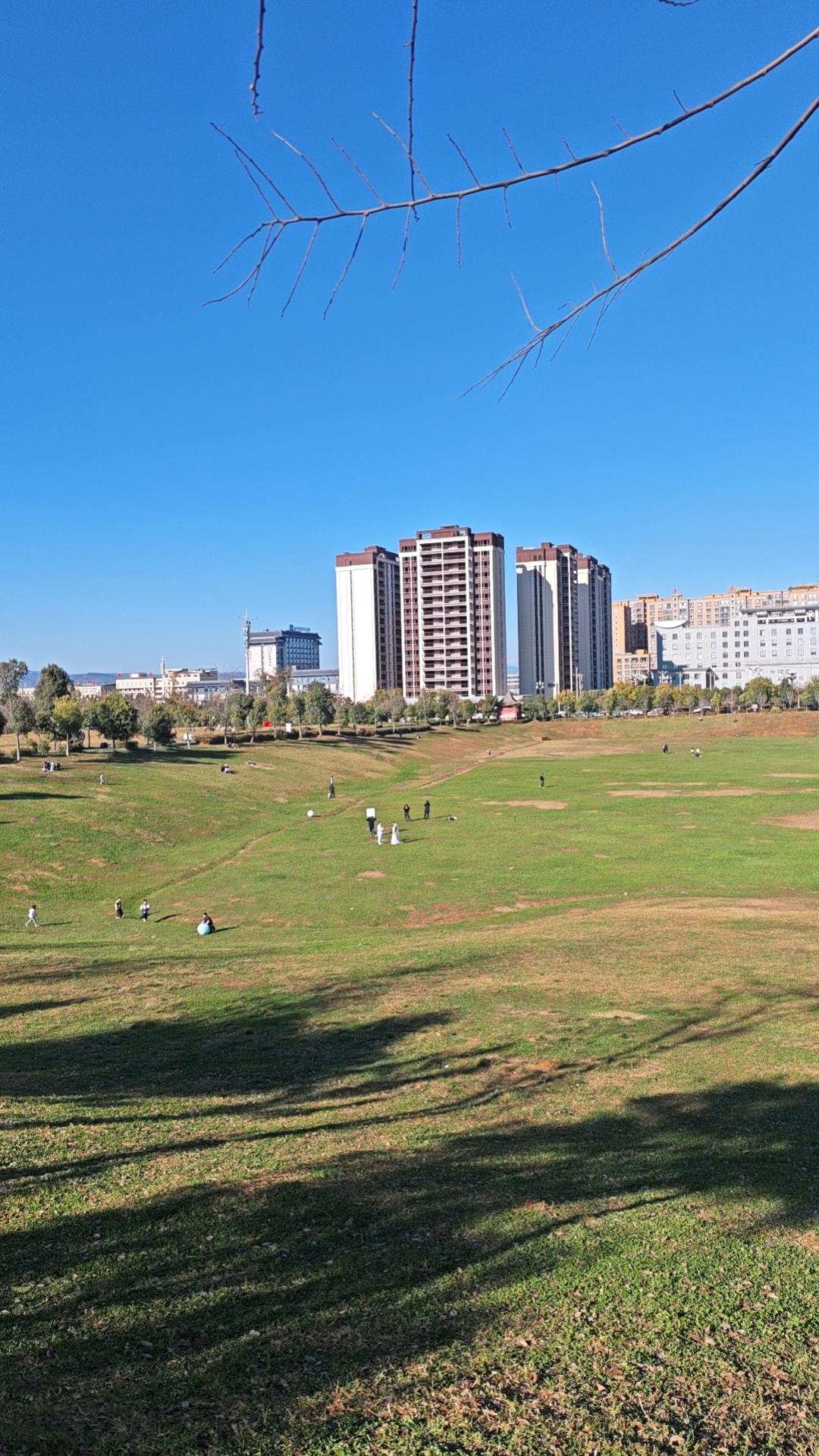 看孩子大小吧，如果孩子小学以下他对钱是没有认知的，他也保不好。所以可以帮他收着，