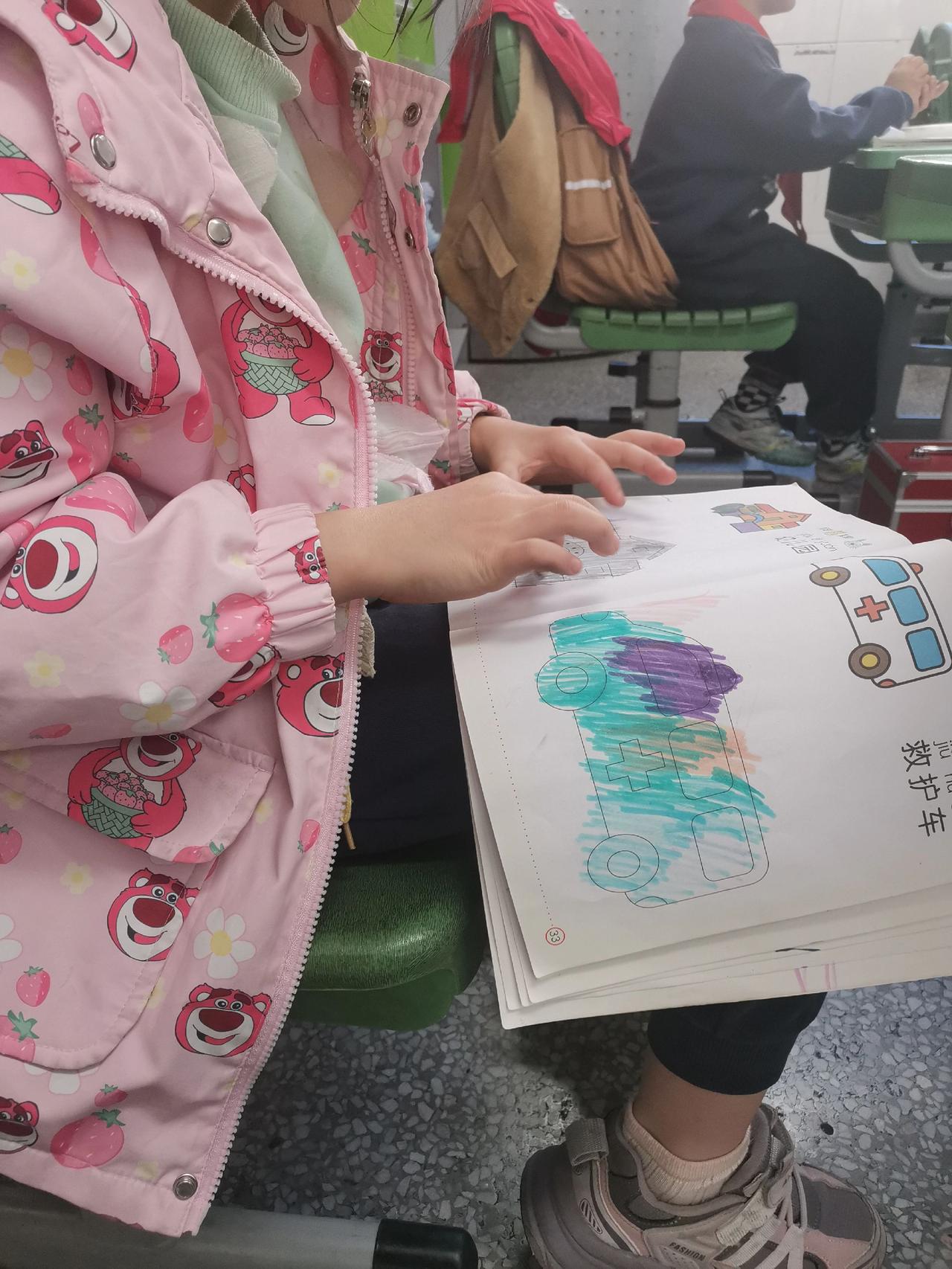 一节课，就涂了一座房子陪读自闭症上课