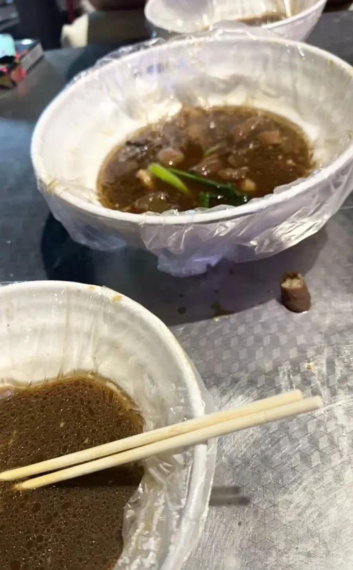 在街上摆摊的牛杂档吃了两碗面加半碗青菜和牛杂，收费96元。近日，