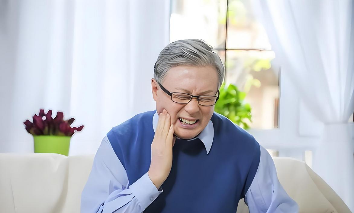 寿命长不长，牙齿先知？60岁后，掉牙多的人活得久？告诉你答案李大爷今年刚过了