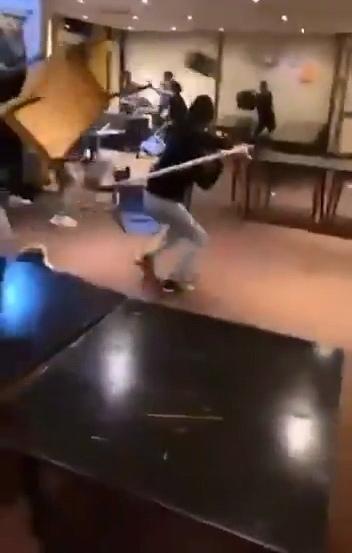 欧洲的遭遇告诉我们一个道理，他们的行为感动的只有自己，却让其他人陷入纷争，荷