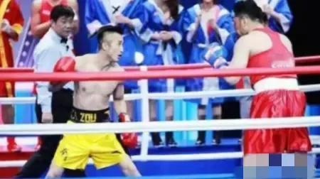 2016年，樊少皇公开挑战“拳王”邹市明，登台后，92斤的邹市明对160斤的樊少