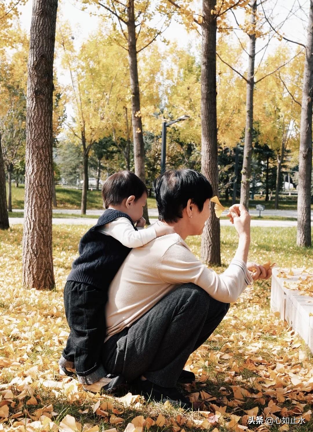 婆婆带娃每月给两千，她说邻居家给三千，我说那您去邻居家带孩子一岁半，婆婆帮我