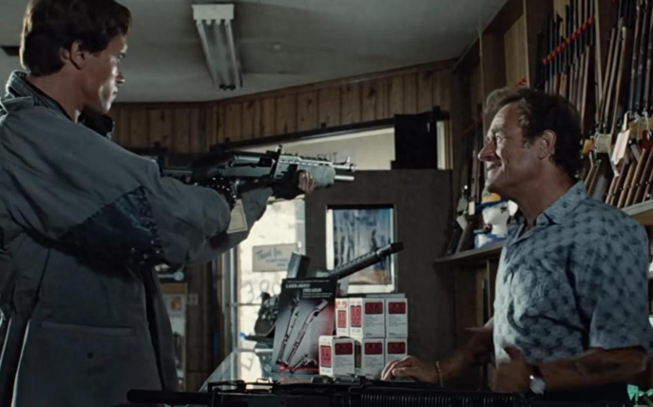 美国的枪店老板，为什么不怕顾客买完枪后朝他射击？很多人看美国电影，总能看到这