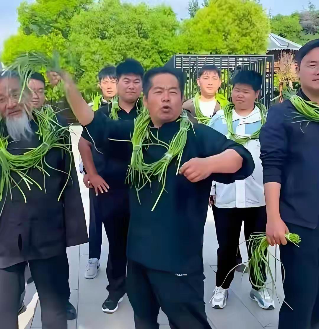 杨洋抱蒜薹的照片刷屏了！很多人以为这只是一个搞笑新闻。杨洋去的不是综艺录制现