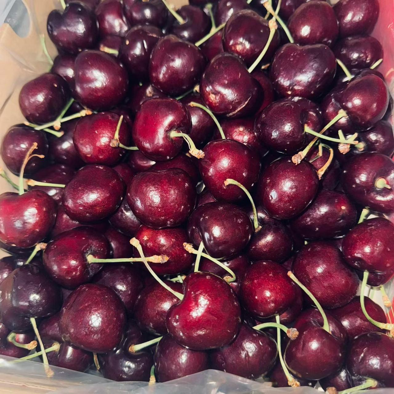 刚睡醒就刷到快递到了的消息，我立马爬起来冲下楼拿车厘子，步子都迈大了，就怕晚一秒