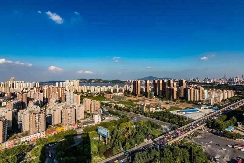南京楼市：当下南京二手房市场妥妥是买方市场，反观新房，靠着四代宅产品升级，还