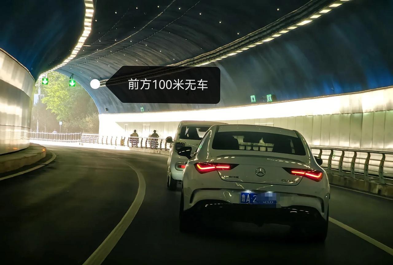 隧道内实线不能变道，遇到龟速车只能在后面吃灰。这是在济南旅游路开元隧道的场景，一
