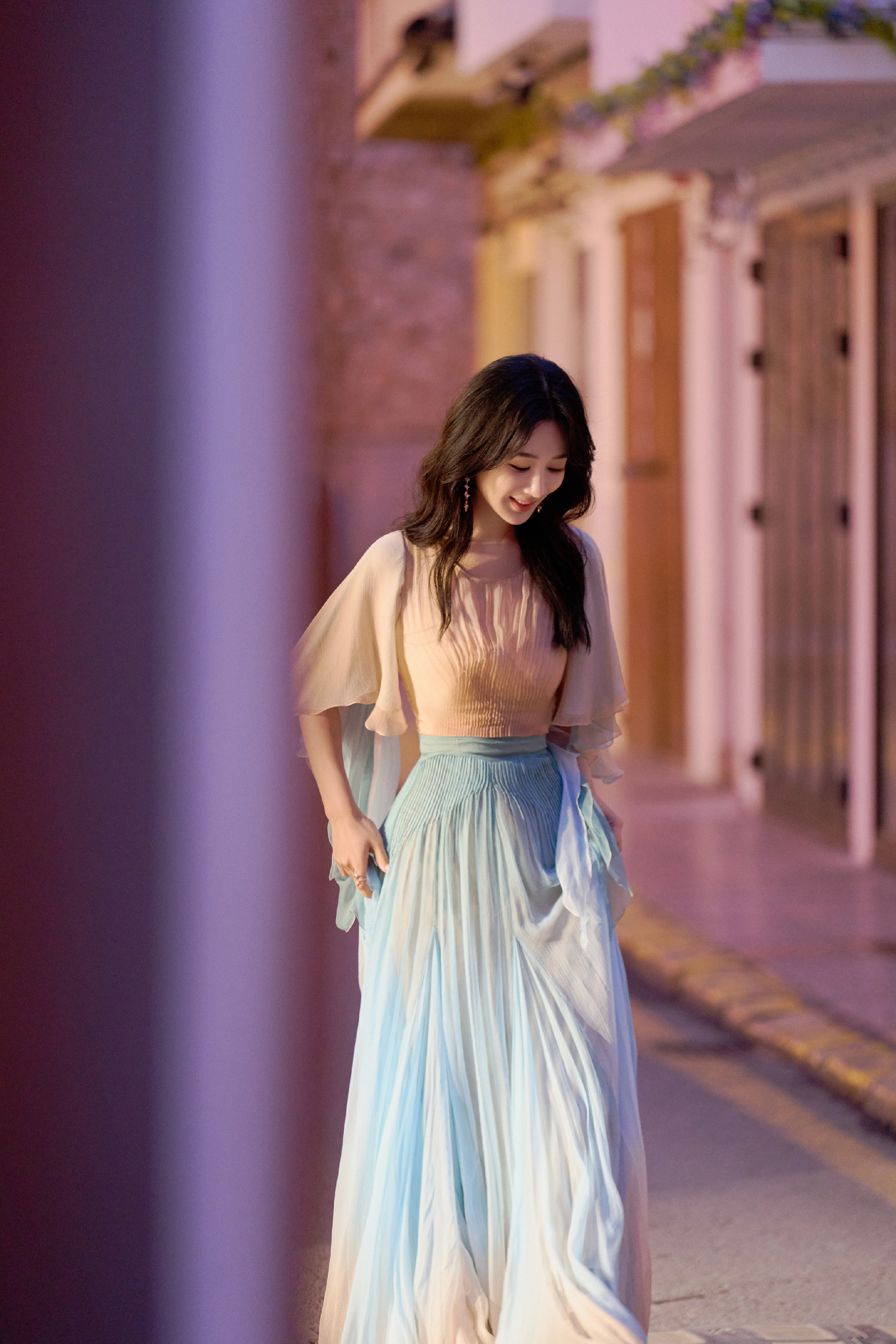 杨紫，西班牙街角游记，纱裙少女，自在浪漫。杨紫