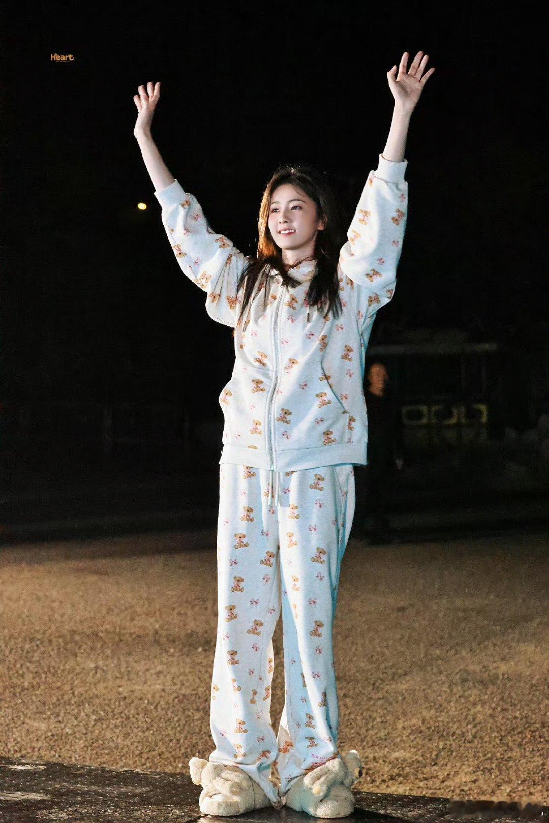 白鹿接下来的行程挺满的白鹿生日直播透露莫离20多天杀青，接下来行程满满都是