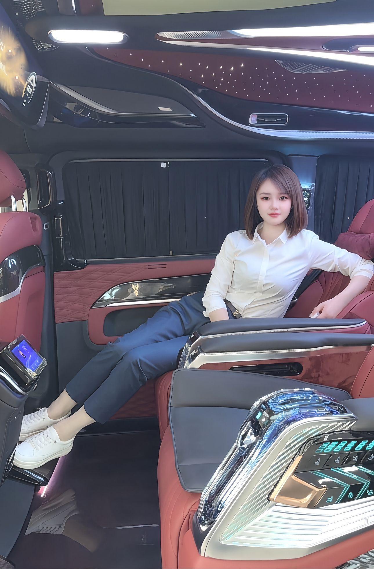现在很多改装的商务车比原装的还要高级​​​