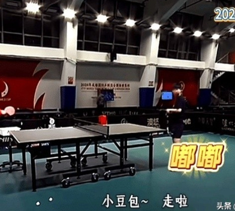 王楚钦边吃香蕉边等莎莎，喊“嘟嘟，走了”。这声“嘟嘟”可不是随便喊的，听队里