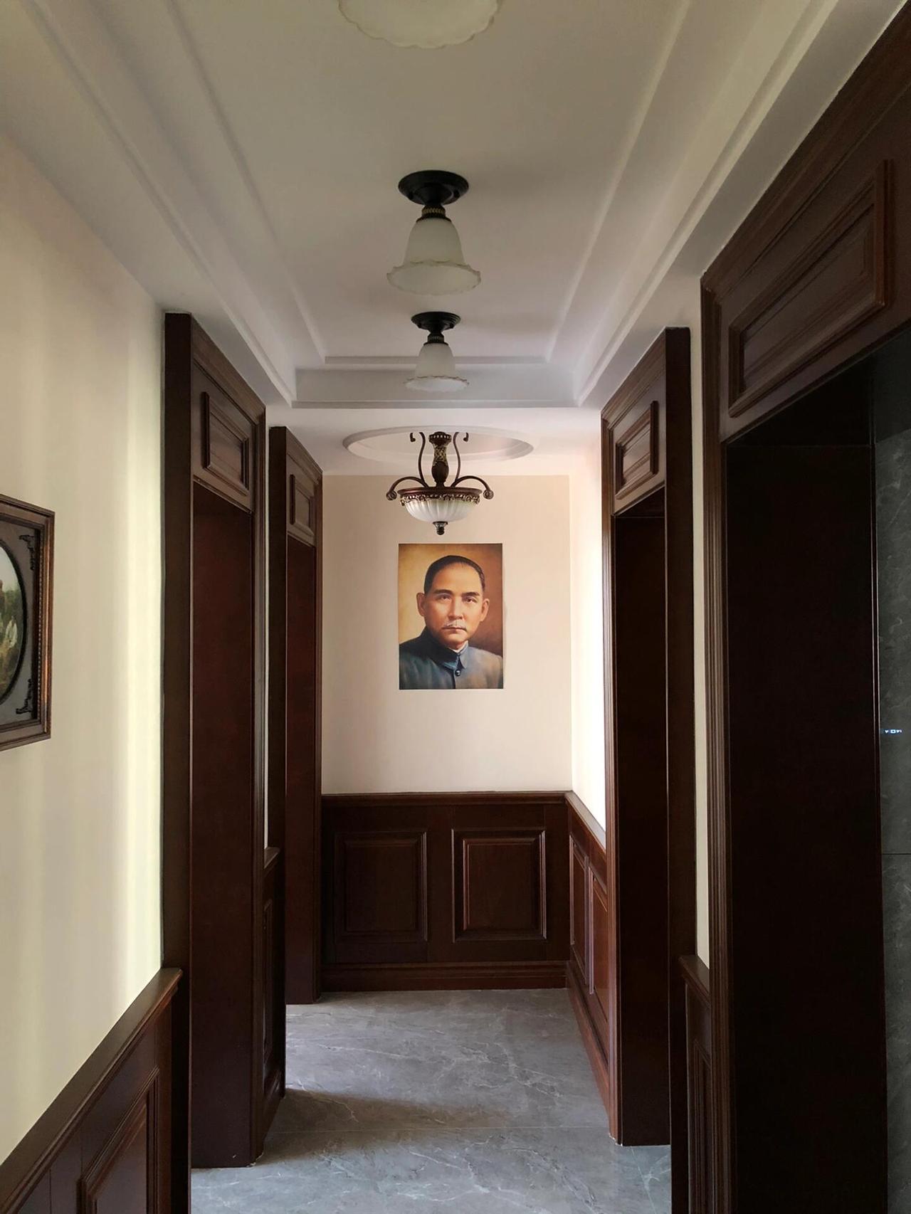 成都一男生，晒出刚装修完的新家，没想到一下子火了，还引来网友各种调侃。有人说：这