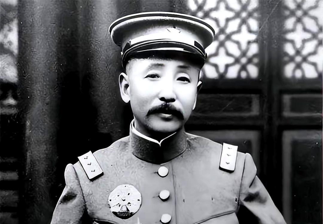张作霖吃东西，有个铁打的规矩：饭桌上不准有海参。他亲口说过：“海参那个玩意儿，黑