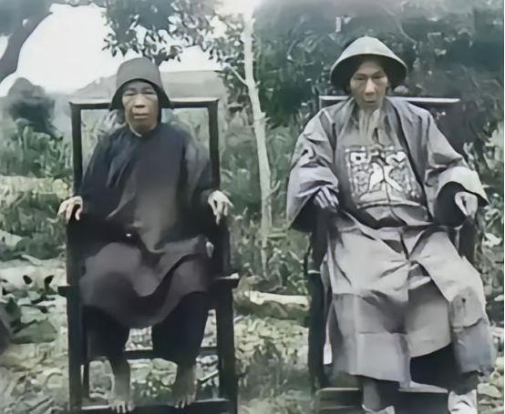 这是晚清一名九品官员与自己的妻子的一张合影，从官员妻子的穿着打扮来看，他们生活的
