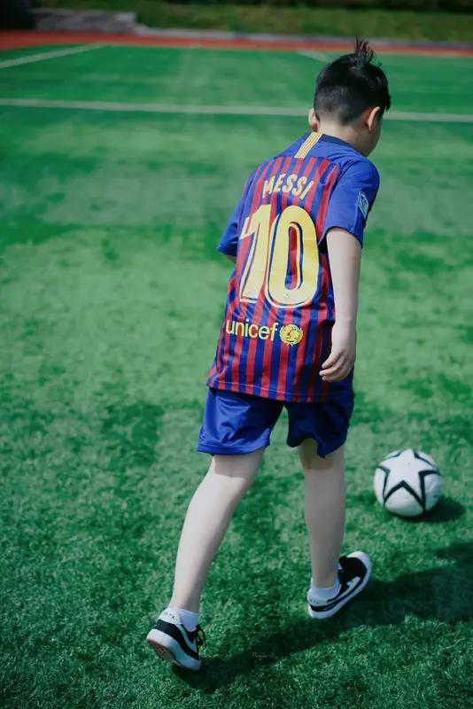 看了阿根廷的热身赛，挺为梅西最后一次世界杯前景担忧！第一，虽然我喜欢德保罗，但德