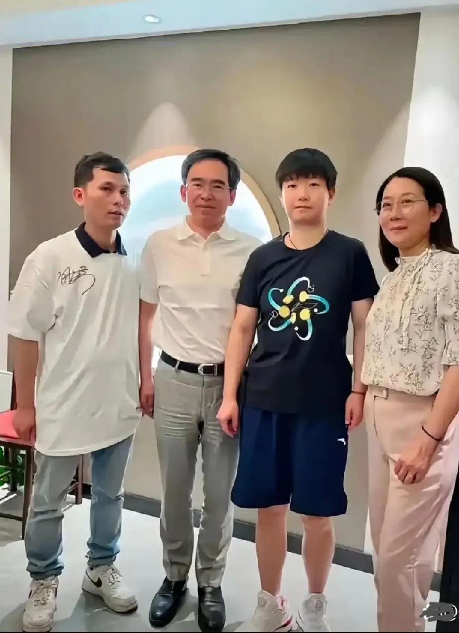 莎莎这张合影，细节全是梗！谁懂啊！刷到莎莎和粉丝的合影，直接被左一兄弟笑到