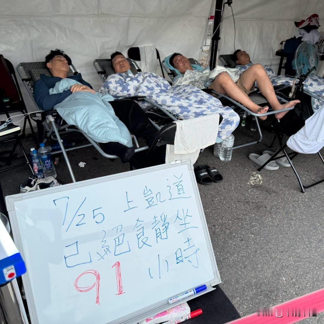 国民党立委罗智强今（23日）在脸书发文表示，清晨五点，静静探望。四位青年已连续绝