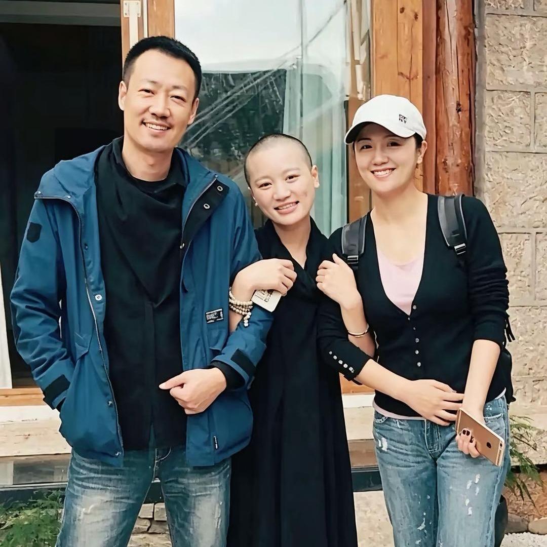 一张合照看得人心头发酸翻看这张旧合影，三人脸上都笑得特别灿烂自然。可