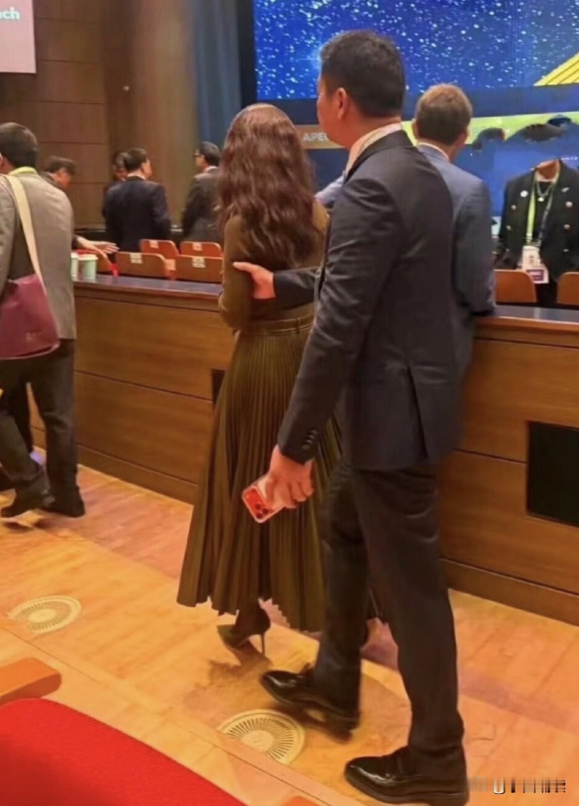 妹妹等等我，哥哥有话对你说，羞答答的是为什么，别让哥冷漠！