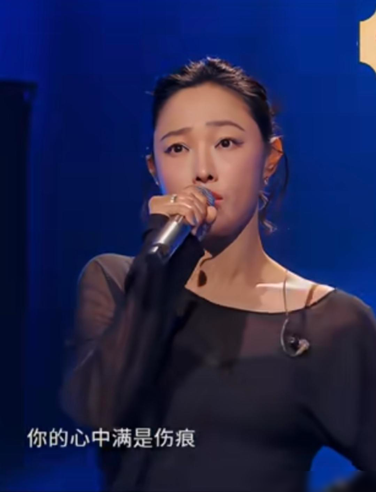 白百合演技很牛，我不意外，白百合会穿衣服，我不意外，白百合很会唱歌，我真的有点太意外了！听大湾区歌会